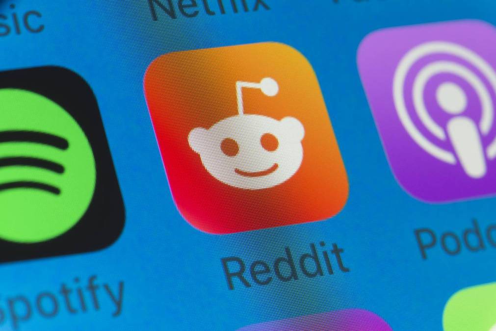 reddit icon on smartphone